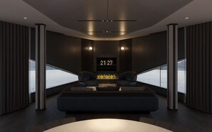 Suite - havudsigt (VIP, Extra-large Double Bed) | Pengeskab på værelset, arbejdsområde til bærbare computere