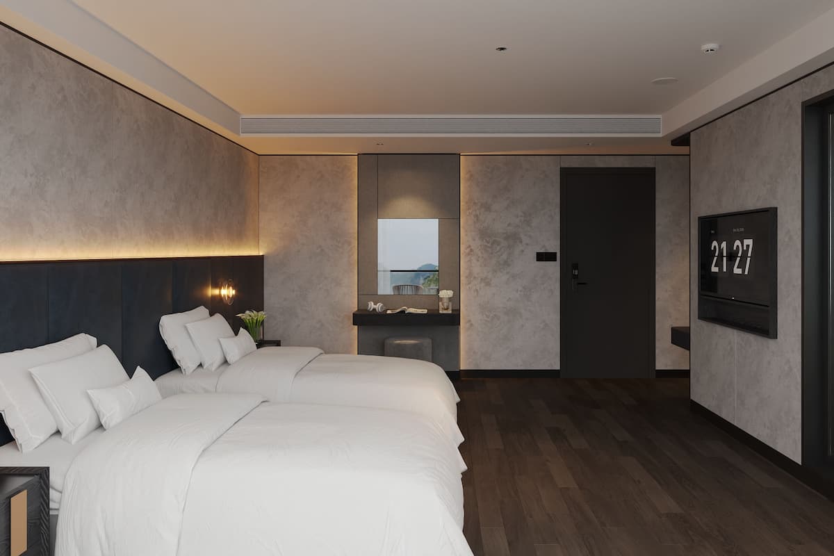 Caja de seguridad en la habitación y espacio para trabajar con laptop