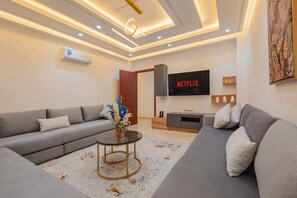 TV, books - 2 Suites King • 2 Salons•3 min Guéliz & Carré Eden (Marrakesh)
