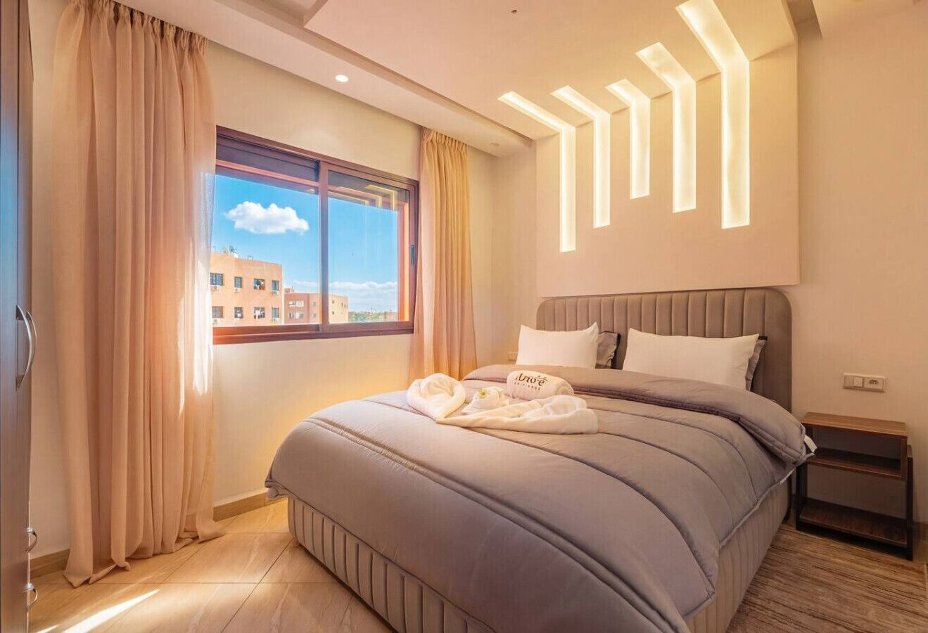 Desk, iron/ironing board, WiFi