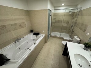 Hiustenkuivaaja, pyyhkeet, saippua, vessapaperi