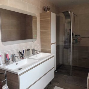 Shower, hair dryer, towels, toilet paper - Beautiful Mediterranean villa with large pool ideal for families (Villeveyrac)
