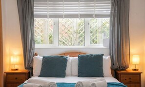 Desk, iron/ironing board, WiFi, bed sheets - Quiet One-Bedroom Apartment with Parking (Bath)