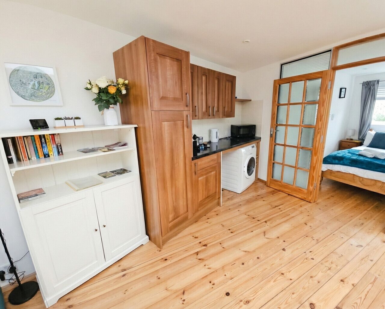 Desk, iron/ironing board, WiFi, bed sheets