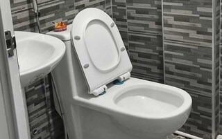 Ducha, cabezal de ducha tipo lluvia, toallas, jabón