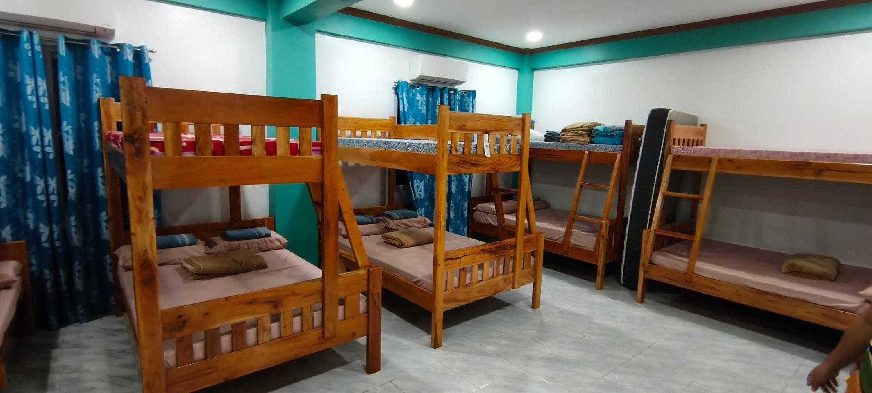 Habitación cuádruple estándar | Escritorio, wifi gratis y ropa de cama 