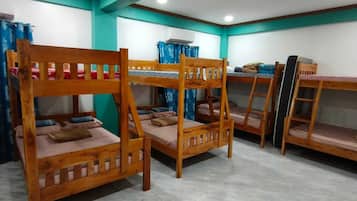 Habitación cuádruple estándar | Escritorio, wifi gratis y ropa de cama