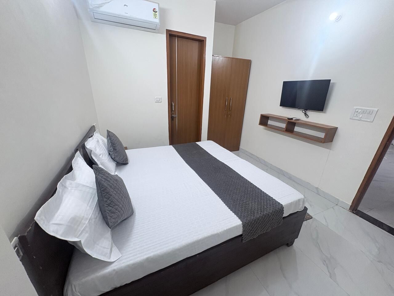 Dobbeltrom, balkong, byutsikt | Skrivebord, skrivebord for bærbar PC, blendingsgardiner og lydisolert