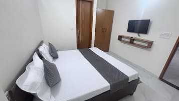 Dobbeltrom, balkong, byutsikt | Skrivebord, skrivebord for bærbar PC, blendingsgardiner og lydisolert