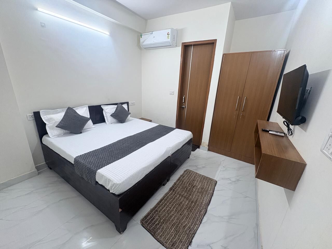 Double Room, Balcony, City View | Desk, laptop workspace, blackout drapes, iron/ironing board