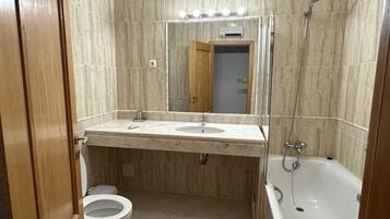 Apartment, 2 Bedrooms, Accessible, Balcony | Bathroom