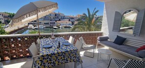 Outdoor dining - Apartment on the canals near the beach! (Empuriabrava)
