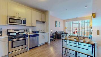 Een koelkast, een microgolfoven, een oven, een kookplaat