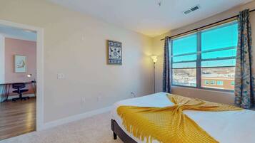 1 slaapkamer, een bureau, een strijkplank/strijkijzer, gratis wifi