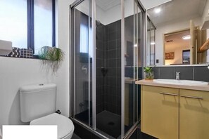 Shower, hair dryer, towels, soap - Little getaway in Spearwood (Spearwood)