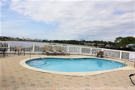 独立别墅 | 4 多间卧室. 四卧室海滨通道泳池湖景