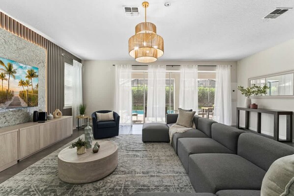 10 bedrooms - Luxury 10br Resort Villa w Pool 10min to Disney (Kissimmee)