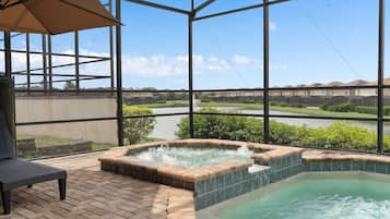 House | 8 bilik tidur