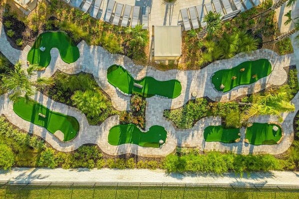 Luchtbeeld van een golfbaan met meerdere greens en paden.
