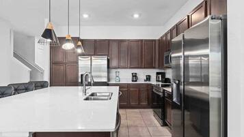 House | 12 bilik tidur