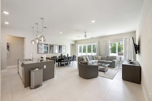 4 bedrooms - Resort-style 4-bed Loft Condo (Kissimmee)