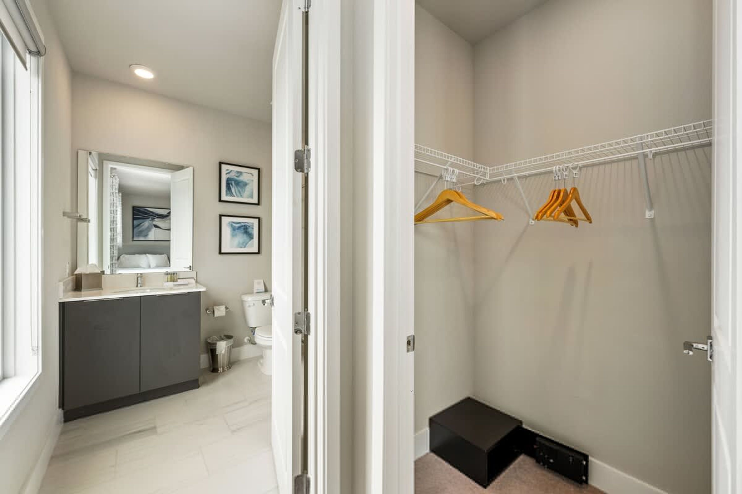 Une salle de bain moderne comprenant un meuble-lavabo, des toilettes et un espace douche.