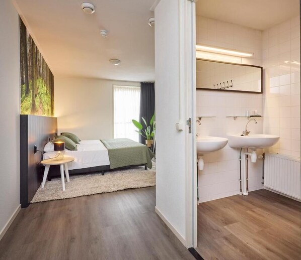 Desk, laptop workspace, free WiFi - Hotel 't Gemeentehuis Bedum (Bedum)