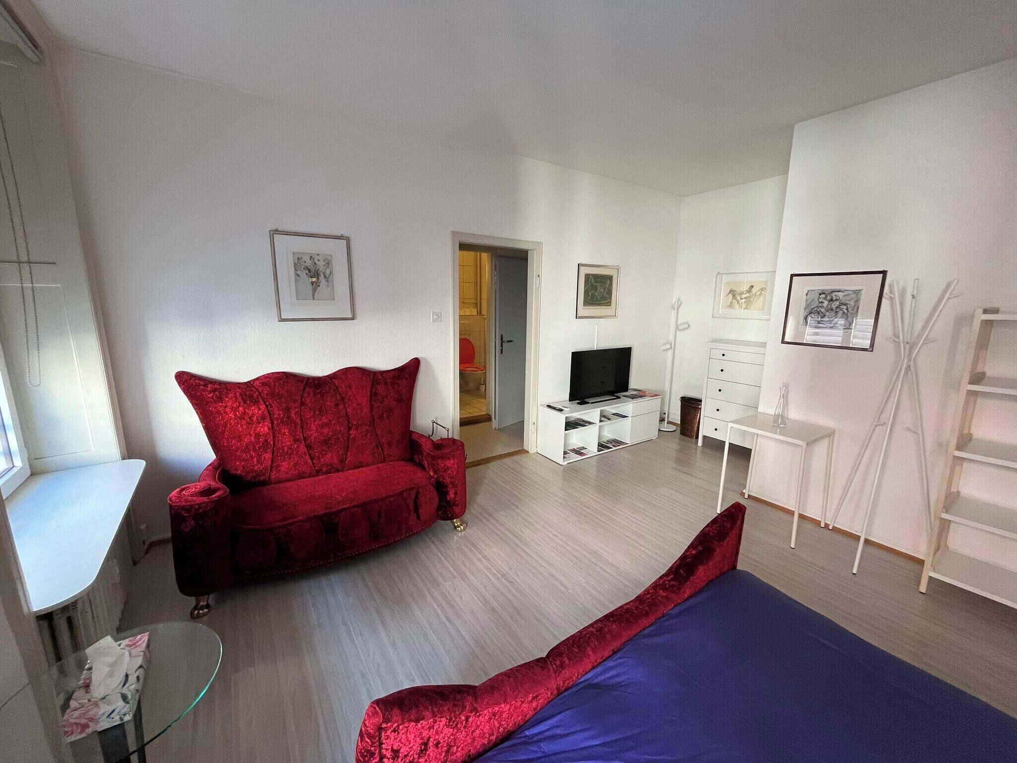 Room, 1 Bedroom | Living room | Books