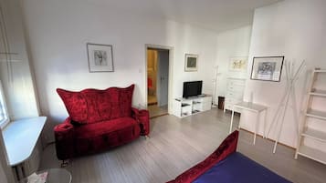 Room, 1 Bedroom | Living room | Books