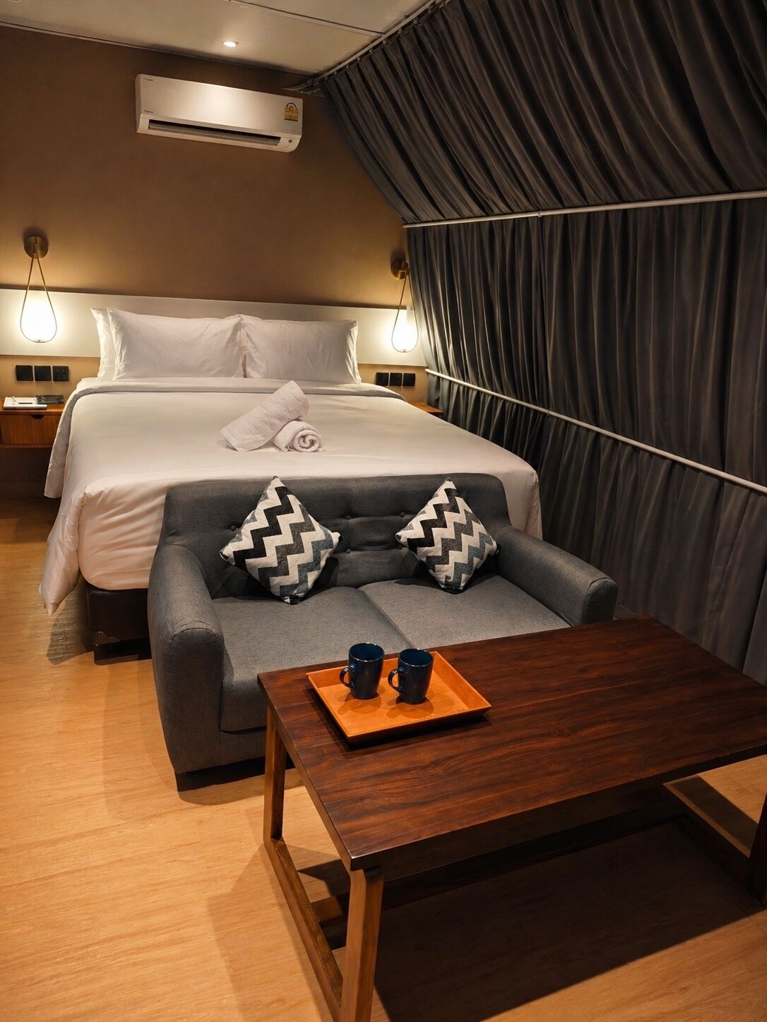 Premier Studio Suite, Mountain View | Minibar, blackout drapes, soundproofing, free WiFi