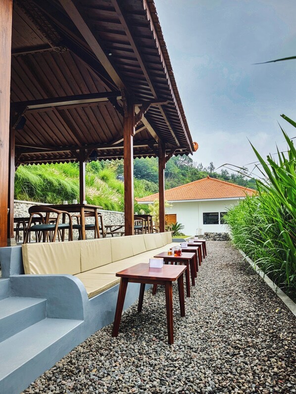 Outdoor dining - Arkaluna Resort And Adventure (Bangli)