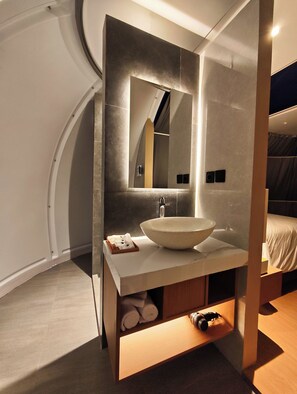 Deluxe Double Room, Mountain View | Bathroom - Arkaluna Resort And Adventure (Bangli)