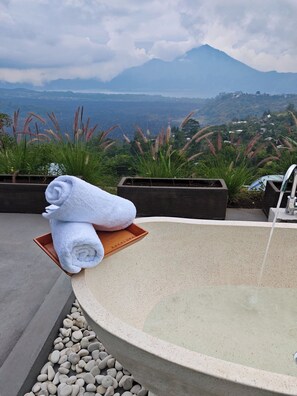 Deluxe Double Room, Mountain View | Outdoor spa tub - Arkaluna Resort And Adventure (Bangli)