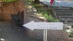A directional sign for a hotel. - Boutique Hotel Meidan View (Tbilisi)