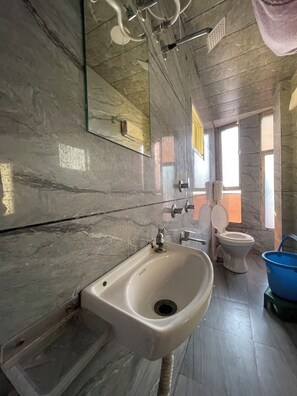 Deluxe-Doppelzimmer | Badezimmer | Dusche, Handtücher, Seife, Shampoo