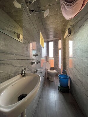 Shower, towels, soap, shampoo - LOTO HOTEL MAHAKAL Ujjain Tower Chowk (Ujjain)