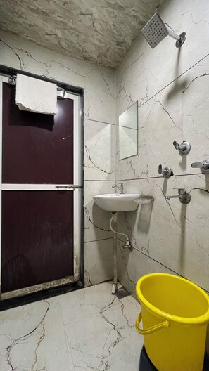 Deluxe Double Room | Bathroom | Shower, towels, soap, shampoo - LOTO HOTEL MAHAKAL Ujjain Tower Chowk (Ujjain)