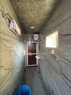 Deluxe-Doppelzimmer | Badezimmer | Dusche, Handtücher, Seife, Shampoo