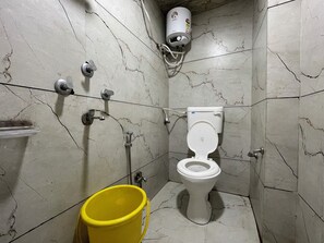 Family Quadruple Room, City View | Bathroom | Shower, towels, soap, shampoo - LOTO HOTEL MAHAKAL Ujjain Tower Chowk (Ujjain)