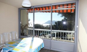 Outdoor dining - Apartment in Pin Rolland by Ste Asile Beach (Saint-Mandrier-sur-Mer)