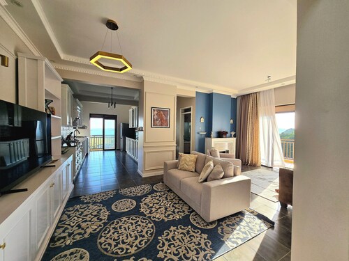 Water's Edge Lakefront Apt at Pacific Victorian