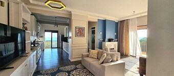 Water's Edge Lakefront Apt at Pacific Victorian