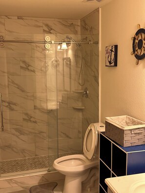 Douche, serviettes fournies, savon, papier toilette