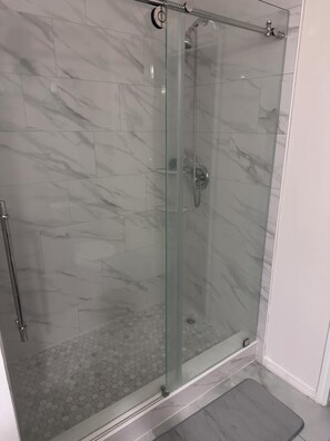 Shower, towels, soap, toilet paper - Room for everyone stretch out and relax in this extra spacious 4BR 2.5-bath home (Houston)