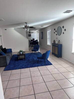 Interior - Room for everyone stretch out and relax in this extra spacious 4BR 2.5-bath home (Houston)