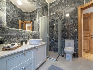 Sèche-cheveux, bidet, serviettes fournies, savon