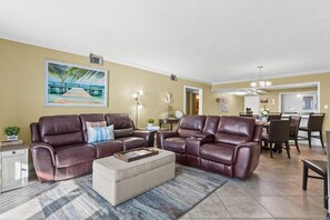 Interior - Shoreline Towers 1043 2 Bedroom Condo (Destin)