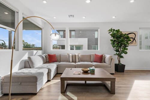 Central Santa Ana - Modern 4BRHome Near Disneyland