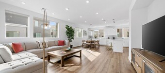 Central Santa Ana - Modern 4BRHome Near Disneyland