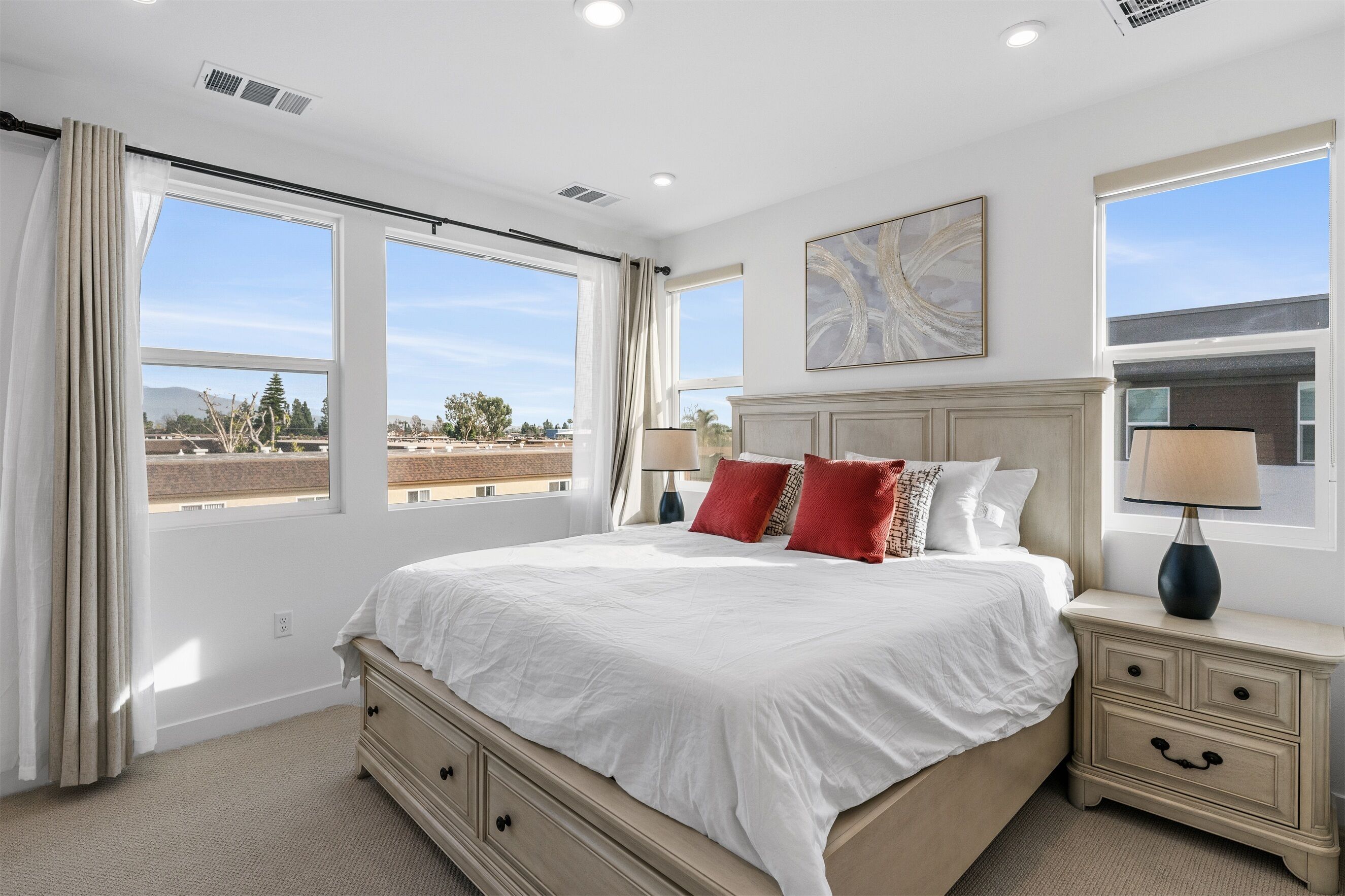 4 bedrooms, iron/ironing board, WiFi, bed sheets